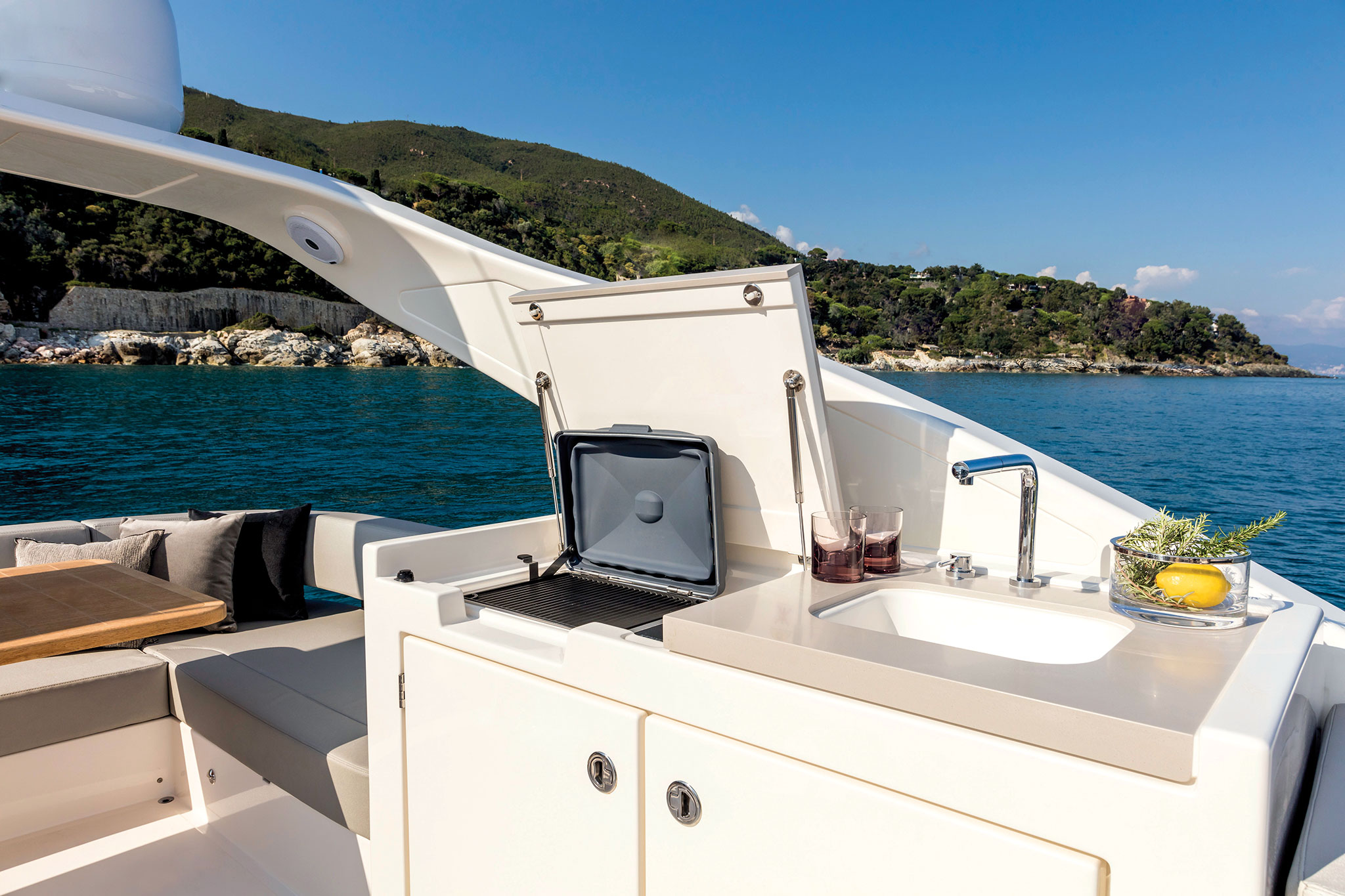 Yachts-France-170-10-essai-Absolute-Navetta48-WetBar